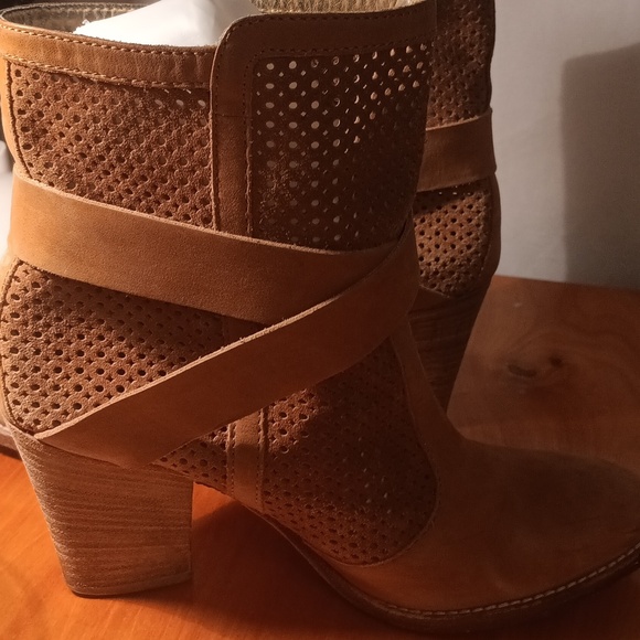 Aquatalia Women's Buckle Ankle Boots Size 6.5 - Picture 4 of 13